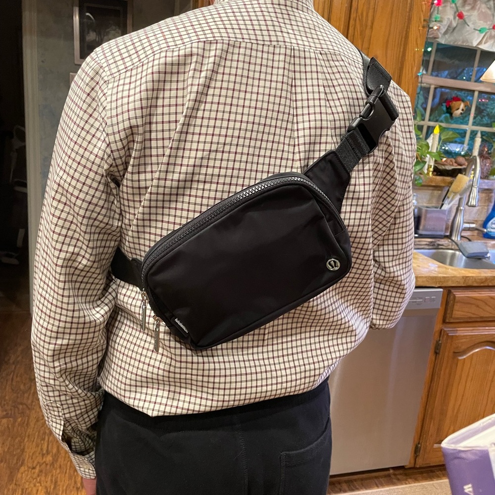 Lululemon Small Crossbody Bag **Excellent Condition**